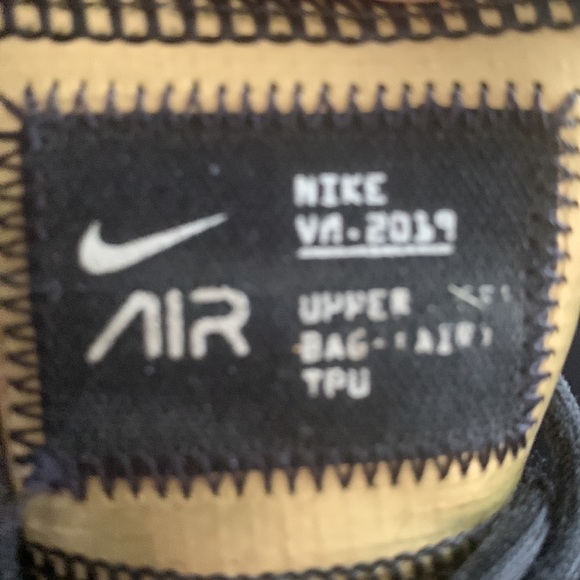 Nike Men’s Air Max Gold & Black, Size 11 main image 4